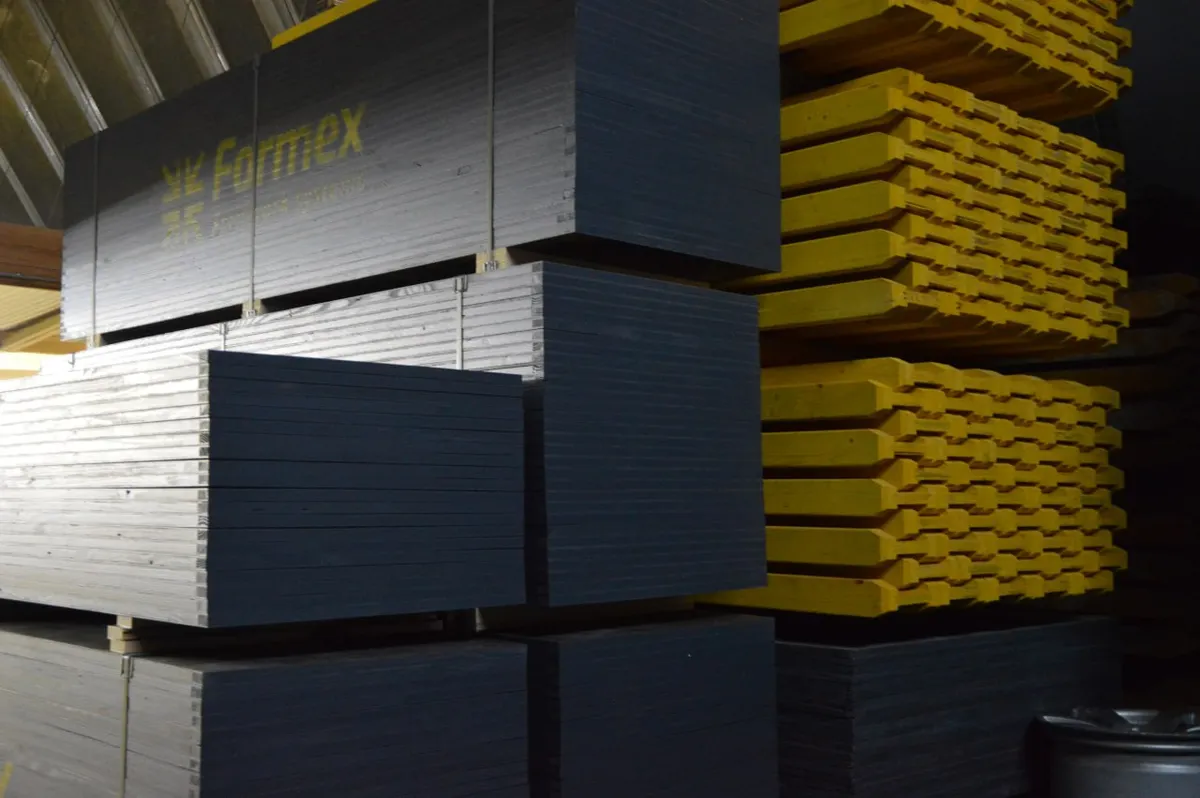 Штабель двотаврових балок для опалубки