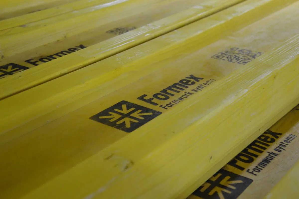 Дерев'яні двотаврові балки з QR-кодом